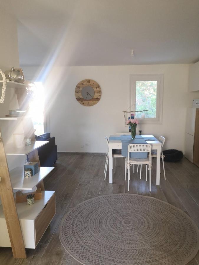 Appartement Proche Mer Avec Terrasse Et Jardin Privatif อิแยร์ ภายนอก รูปภาพ