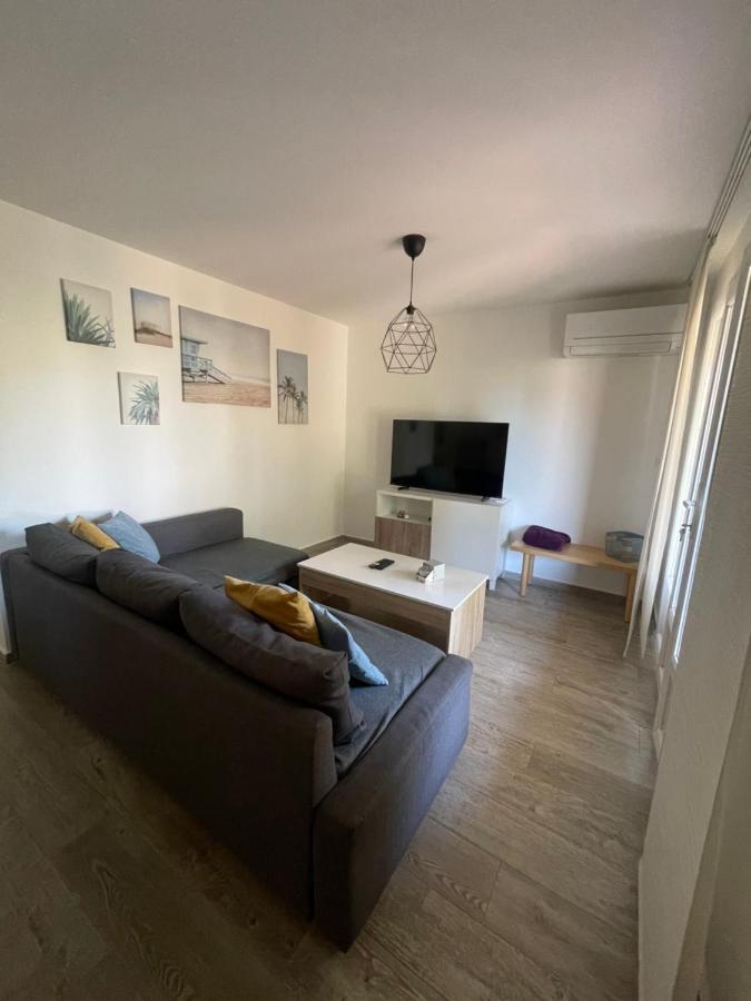 Appartement Proche Mer Avec Terrasse Et Jardin Privatif อิแยร์ ภายนอก รูปภาพ