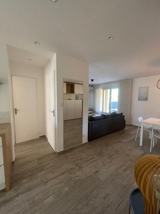 Appartement Proche Mer Avec Terrasse Et Jardin Privatif อิแยร์ ภายนอก รูปภาพ